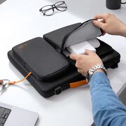 Geantă Laptop Elegantă 13”–14” cu 4 Compartimente, Curea de Umăr și Mâner – Protecție Plusată, Design Slim & Profesional – Compatibilă MacBook, Lenovo, HP, ASUS, Dell, negru / portocaliu