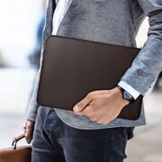 Husă Laptop 15-16” Sleeve Elegance – Design Slim din Piele Ecologică, Căptușeală Fleece, Protecție Premium, Compatibilă MacBook, Lenovo, ASUS, Dell, HP, chocolate