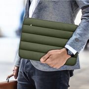 Husă Laptop Fluffy 13-14” – Design Soft Premium, Interior Plusat, Compartiment Accesorii, Protecție Antișoc – Compatibilă cu MacBook, Lenovo, ASUS, Dell, army green