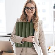 Husă Laptop Fluffy 13-14” – Design Soft Premium, Interior Plusat, Compartiment Accesorii, Protecție Antișoc – Compatibilă cu MacBook, Lenovo, ASUS, Dell, army green