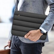 Husă Laptop Fluffy 13-14” – Design Soft Premium, Interior Plusat, Compartiment Accesorii, Protecție Antișoc – Compatibilă cu MacBook, Lenovo, ASUS, Dell, negru