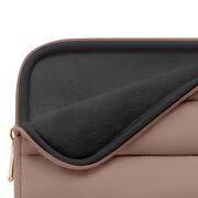 Husă Laptop Fluffy 13-14” – Design Soft Premium, Interior Plusat, Compartiment Accesorii, Protecție Antișoc – Compatibilă cu MacBook, Lenovo, ASUS, Dell, walnut