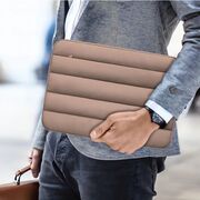 Husă Laptop Fluffy 13-14” – Design Soft Premium, Interior Plusat, Compartiment Accesorii, Protecție Antișoc – Compatibilă cu MacBook, Lenovo, ASUS, Dell, walnut