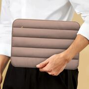Husă Laptop Fluffy 15-16” – Design Premium cu Interior Plusat, Protecție Antișoc, Spațiu pentru Accesorii – Compatibilă MacBook, Lenovo, ASUS, Dell, HP, walnut