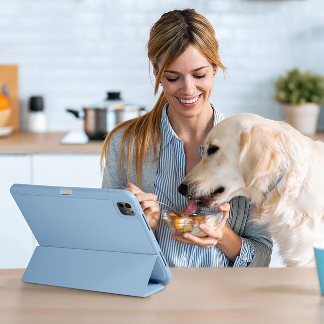 Husa pentru Apple iPad Pro 13" (2024) cu functie wake-up/sleep si compartiment pentru Apple Pen, tip stand, sky blue