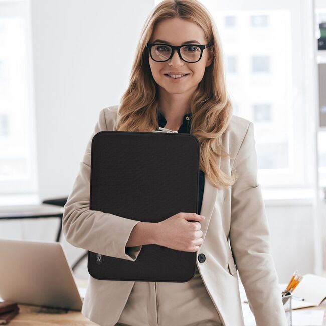 Husă Laptop 13-14" Slim SoftTouch – Design Elegant, Protecție Premium, Compartiment Accesorii, Ideală pentru MacBook, ASUS, Lenovo, HP, Dell, negru