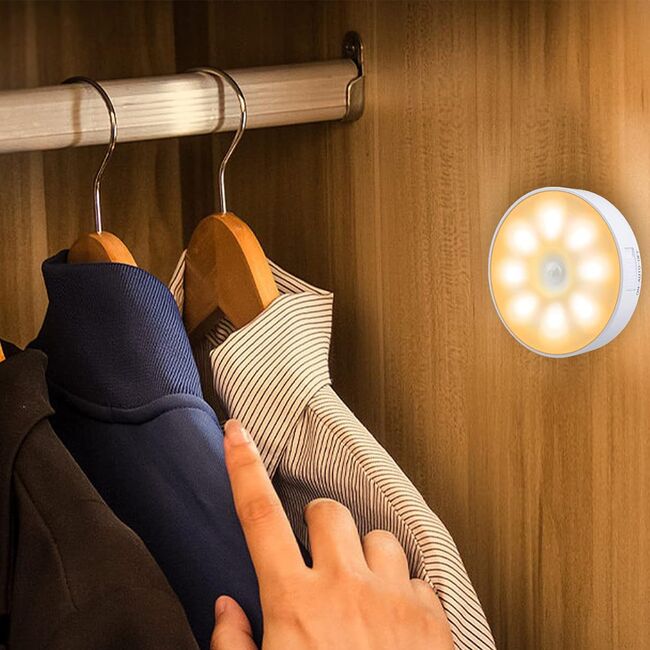 Lampa LED cu Senzor de Miscare si Intuneric – Lumina Calda 3000K, Reincarcabila, Wireless, Ideala pentru Mobilier, Hol, Scara sau Dulap, alb