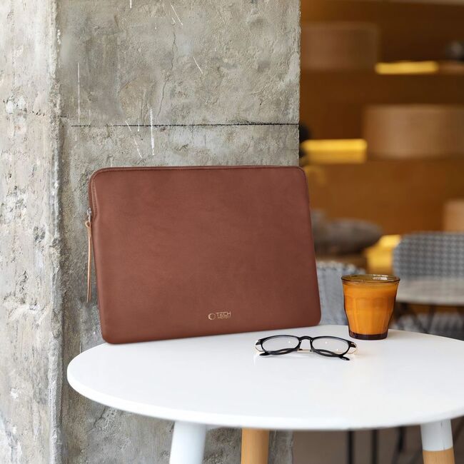 Husă Laptop 15-16” Sleeve Elegance – Design Slim din Piele Ecologică, Căptușeală Fleece, Protecție Premium, Compatibilă MacBook, Lenovo, ASUS, Dell, HP, maro