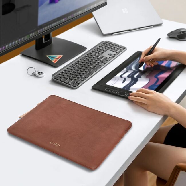 Husă Laptop 15-16” Sleeve Elegance – Design Slim din Piele Ecologică, Căptușeală Fleece, Protecție Premium, Compatibilă MacBook, Lenovo, ASUS, Dell, HP, maro