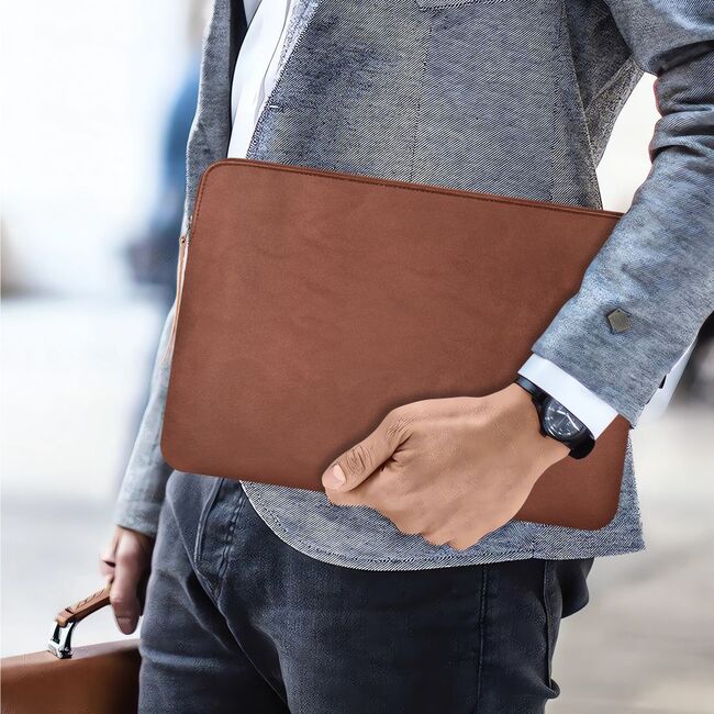 Husă Laptop 15-16” Sleeve Elegance – Design Slim din Piele Ecologică, Căptușeală Fleece, Protecție Premium, Compatibilă MacBook, Lenovo, ASUS, Dell, HP, maro
