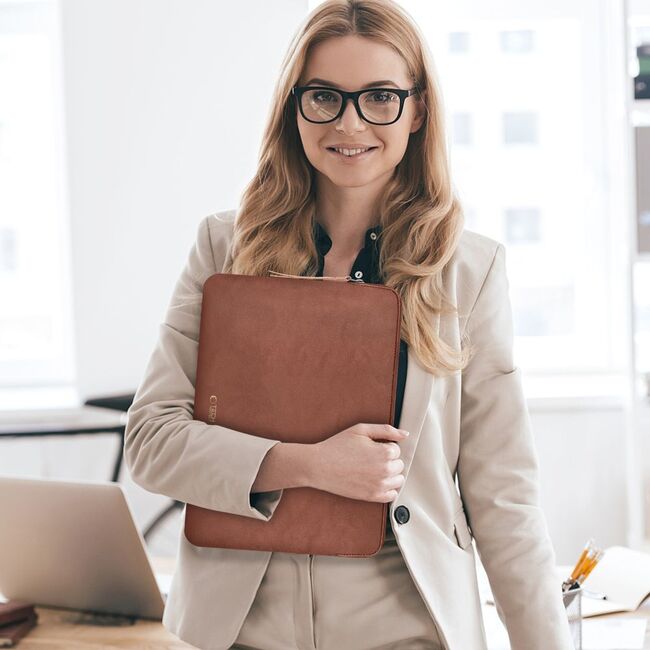 Husă Laptop 15-16” Sleeve Elegance – Design Slim din Piele Ecologică, Căptușeală Fleece, Protecție Premium, Compatibilă MacBook, Lenovo, ASUS, Dell, HP, maro