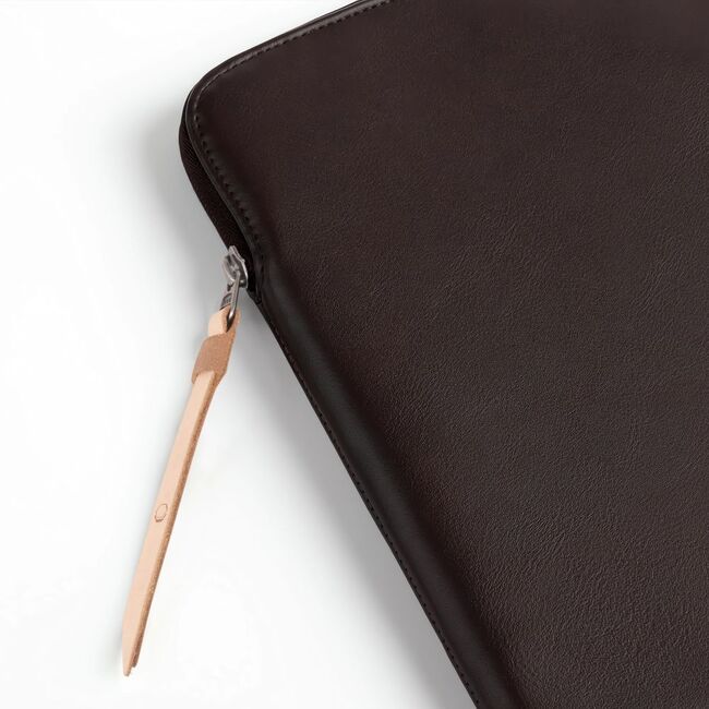 Husă Laptop 15-16” Sleeve Elegance – Design Slim din Piele Ecologică, Căptușeală Fleece, Protecție Premium, Compatibilă MacBook, Lenovo, ASUS, Dell, HP, chocolate