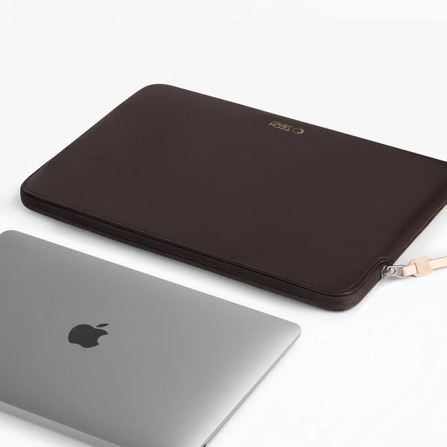 Husă Laptop 15-16” Sleeve Elegance – Design Slim din Piele Ecologică, Căptușeală Fleece, Protecție Premium, Compatibilă MacBook, Lenovo, ASUS, Dell, HP, chocolate