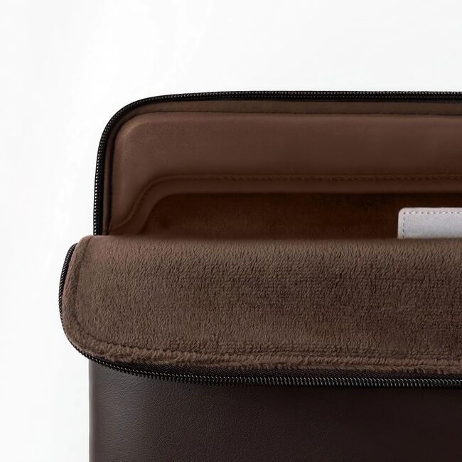Husă Laptop 15-16” Sleeve Elegance – Design Slim din Piele Ecologică, Căptușeală Fleece, Protecție Premium, Compatibilă MacBook, Lenovo, ASUS, Dell, HP, chocolate