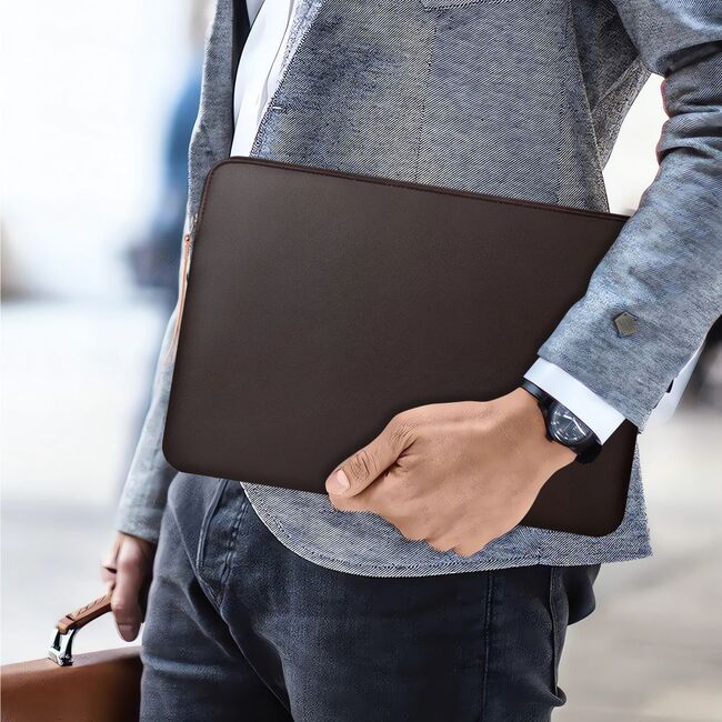 Husă Laptop 15-16” Sleeve Elegance – Design Slim din Piele Ecologică, Căptușeală Fleece, Protecție Premium, Compatibilă MacBook, Lenovo, ASUS, Dell, HP, chocolate