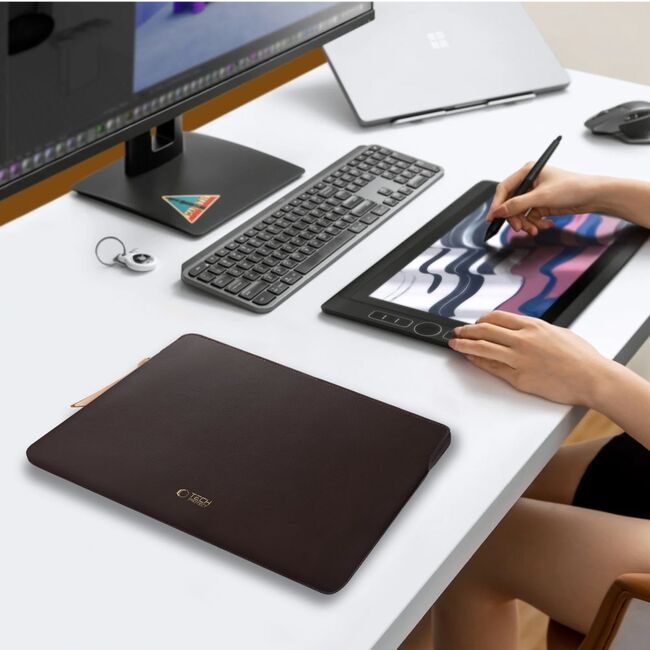 Husă Laptop 15-16” Sleeve Elegance – Design Slim din Piele Ecologică, Căptușeală Fleece, Protecție Premium, Compatibilă MacBook, Lenovo, ASUS, Dell, HP, chocolate