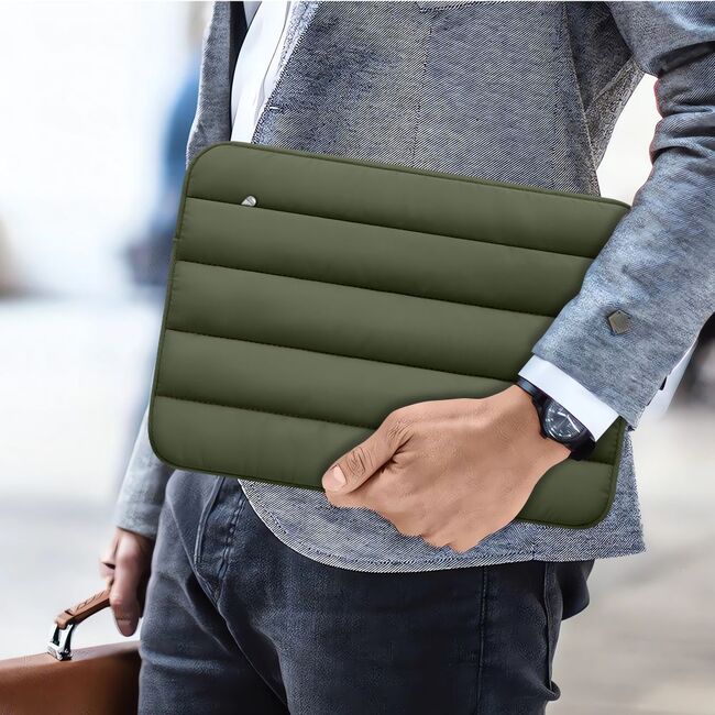Husă Laptop Fluffy 13-14” – Design Soft Premium, Interior Plusat, Compartiment Accesorii, Protecție Antișoc – Compatibilă cu MacBook, Lenovo, ASUS, Dell, army green