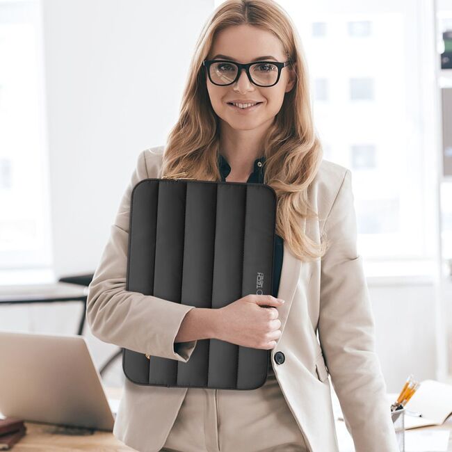 Husă Laptop Fluffy 13-14” – Design Soft Premium, Interior Plusat, Compartiment Accesorii, Protecție Antișoc – Compatibilă cu MacBook, Lenovo, ASUS, Dell, negru