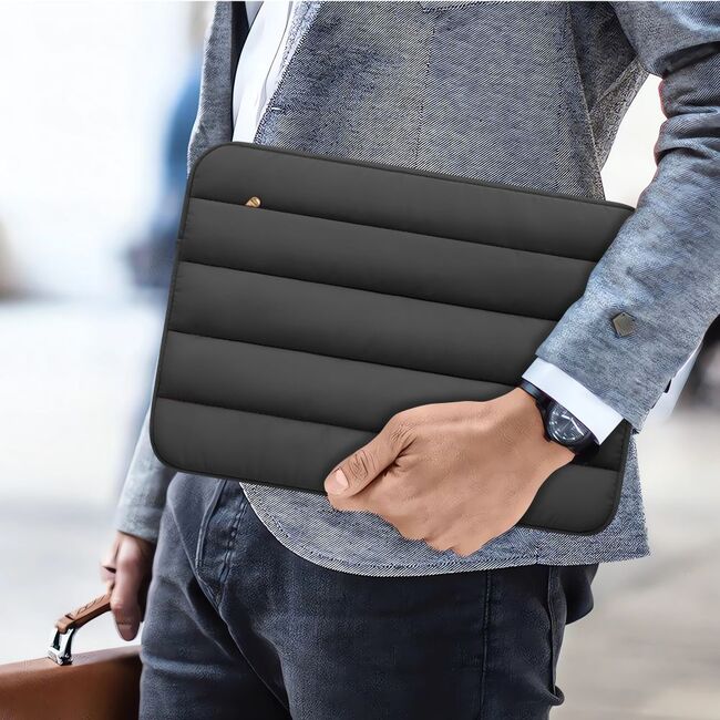 Husă Laptop Fluffy 13-14” – Design Soft Premium, Interior Plusat, Compartiment Accesorii, Protecție Antișoc – Compatibilă cu MacBook, Lenovo, ASUS, Dell, negru