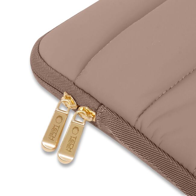 Husă Laptop Fluffy 13-14” – Design Soft Premium, Interior Plusat, Compartiment Accesorii, Protecție Antișoc – Compatibilă cu MacBook, Lenovo, ASUS, Dell, walnut