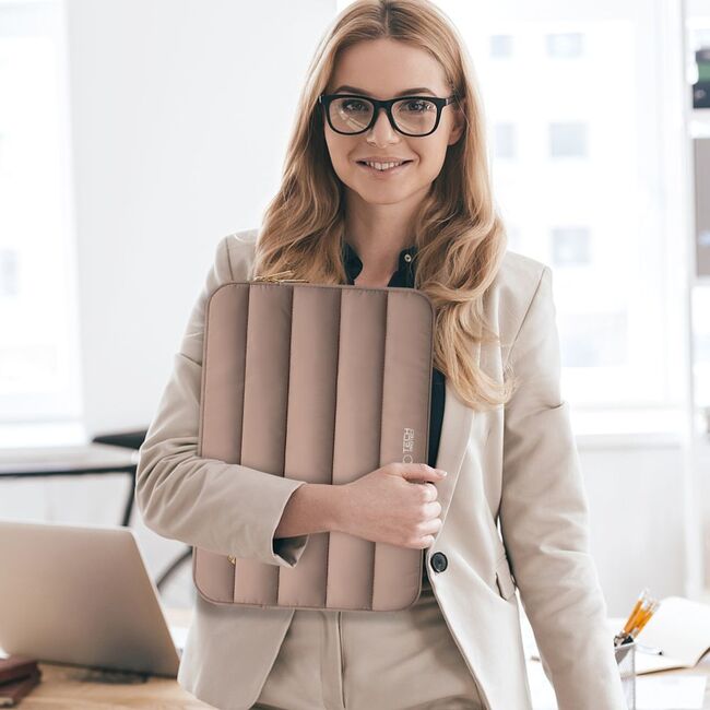 Husă Laptop Fluffy 13-14” – Design Soft Premium, Interior Plusat, Compartiment Accesorii, Protecție Antișoc – Compatibilă cu MacBook, Lenovo, ASUS, Dell, walnut