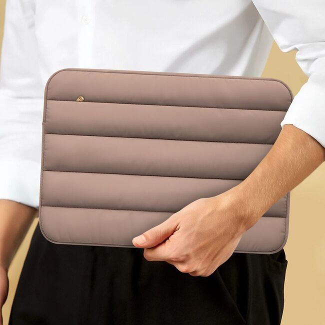 Husă Laptop Fluffy 13-14” – Design Soft Premium, Interior Plusat, Compartiment Accesorii, Protecție Antișoc – Compatibilă cu MacBook, Lenovo, ASUS, Dell, walnut