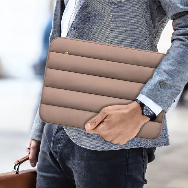 Husă Laptop Fluffy 15-16” – Design Premium cu Interior Plusat, Protecție Antișoc, Spațiu pentru Accesorii – Compatibilă MacBook, Lenovo, ASUS, Dell, HP, walnut
